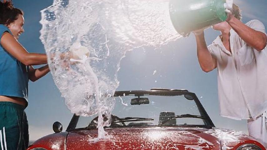 Como lavar seu carro sem usar água — e sem sair de casa