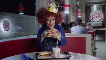 EXCLUSIVO: No Burger King, uma drag vende hambúrguer. (Love wins)