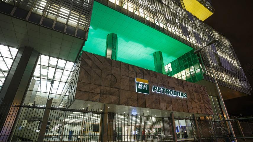 Petrobras surpreende e antecipa dividendos; papel dispara em NY