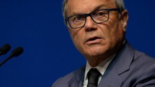 Cheiro de vingança: Sir Martin planeja seu retorno