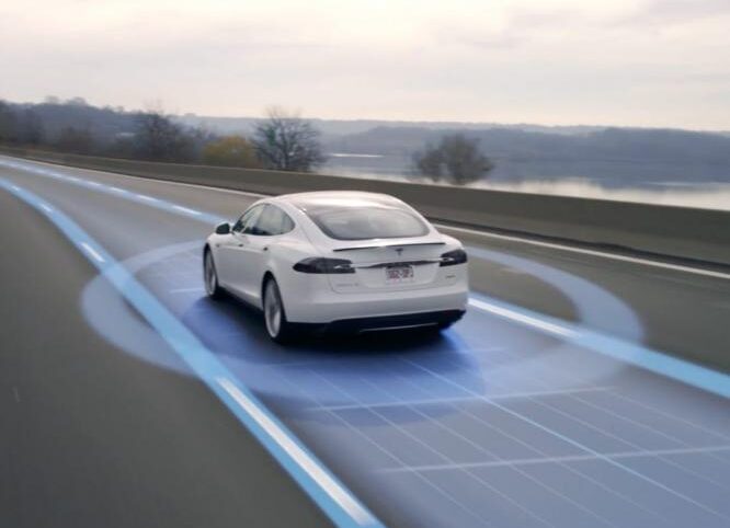 Tesla diz estar à beira da 'automação completa' — e já vale 11 Fords