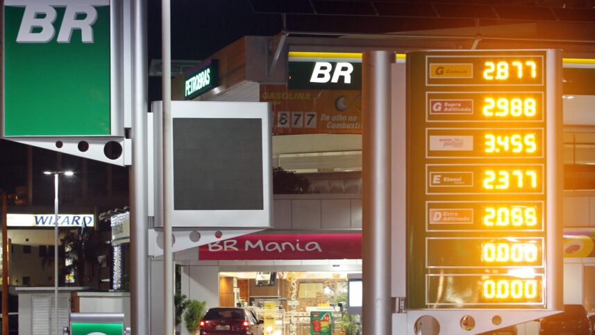 Petrobras acertou, mas não deveria cortar preços, diz Adriano Pires