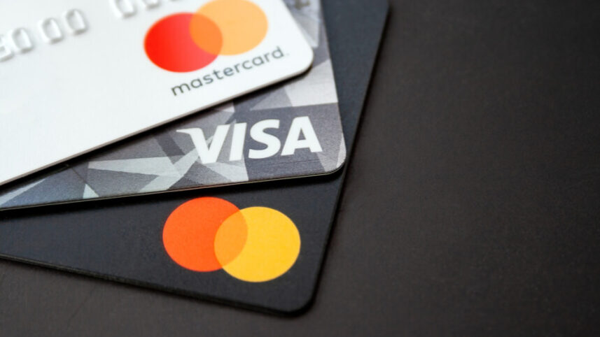 Walmart, Target e mais de mil varejistas se unem contra Visa e Mastercard