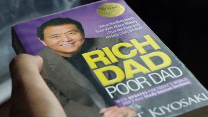 Pai rico, autor endividado: Robert Kiyosaki deve US$ 1 bi. “O problema é do banco”