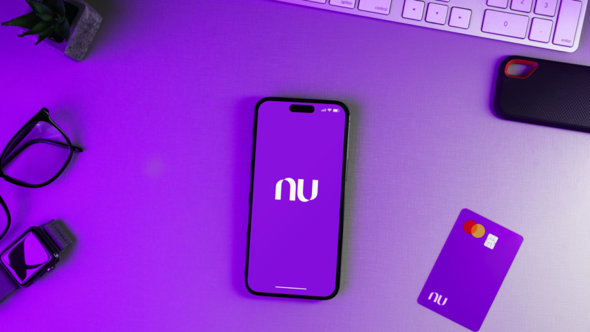 Nubank bate o consenso em lucro e receita; efeito cambial reduz carteira de crédito