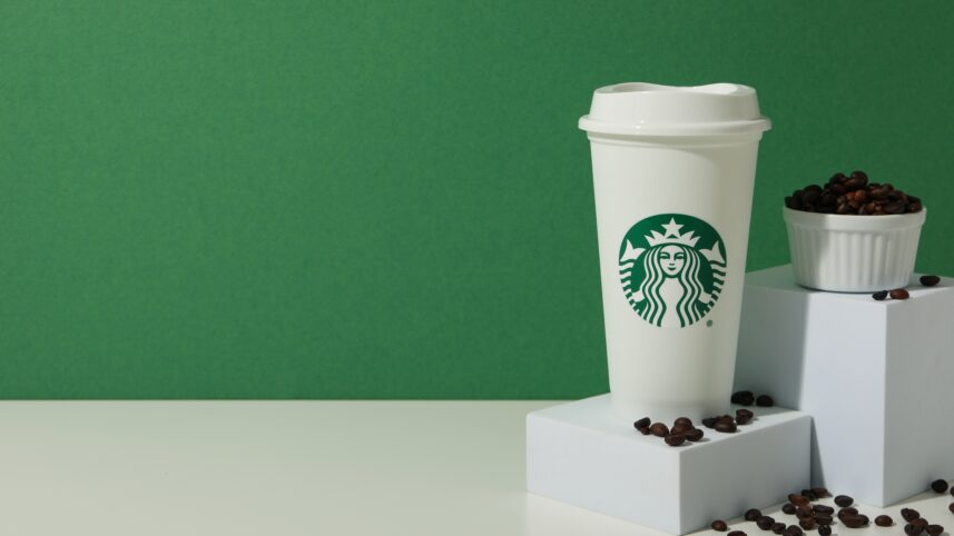 Starbucks troca CEO para tentar sair da crise 