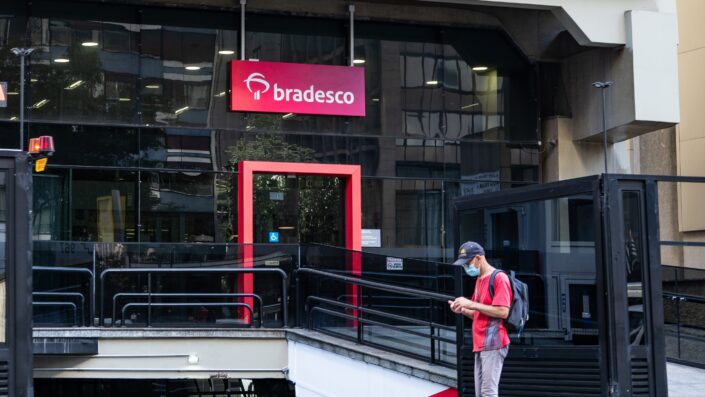 Bradesco lucra mais e cresce crédito, mas margem frustra; ação cai