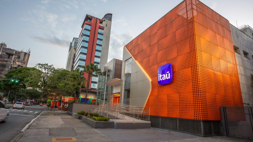 Itaú lucra R$ 11 bi no trimestre com índice de eficiência recorde
