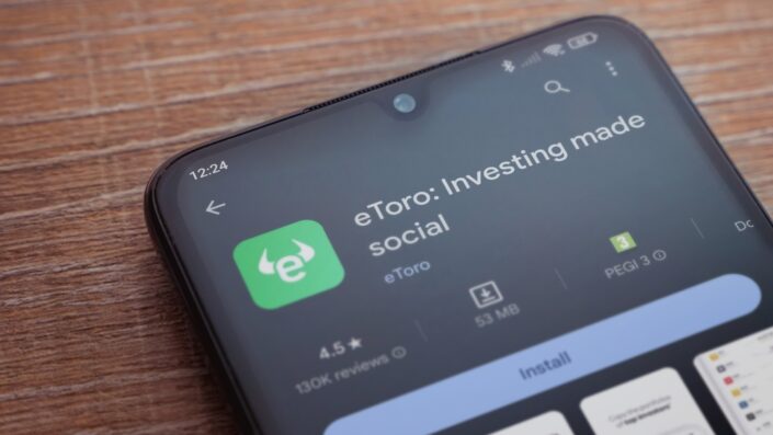 eToro sobe 29% em estreia na Nasdaq, reabrindo IPOs de tech