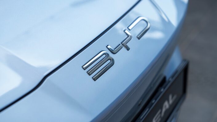 BYD avança na Europa, queima estoque na China – e já é a terceira global