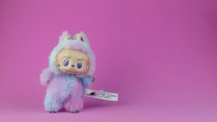 O brinquedo chinês de US$ 30 que fez a Pop Mart valer mais que a Barbie