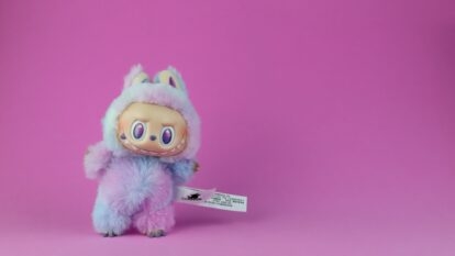 O brinquedo chinês de US$ 30 que fez a Pop Mart valer mais que a Barbie