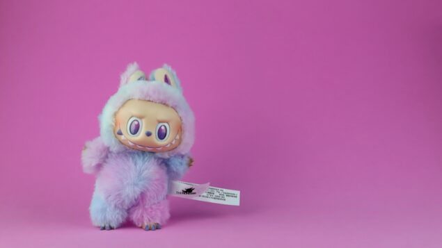 O brinquedo chinês de US$ 30 que fez a Pop Mart valer mais que a Barbie