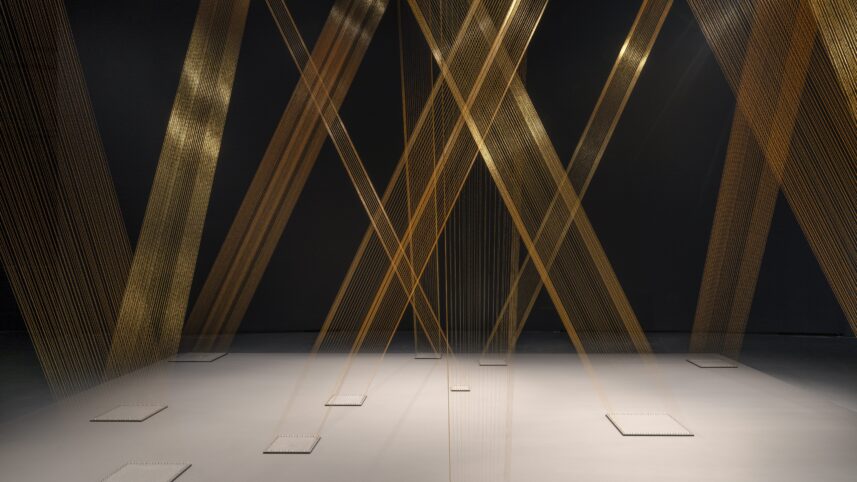 Em ‘Weaving Space’, Lygia Pape envolve Paris em suas teias