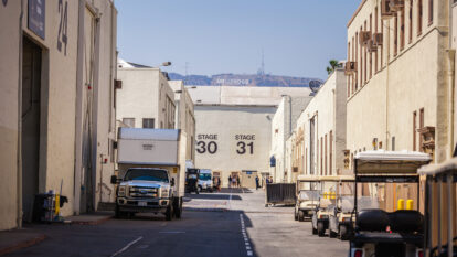 Paramount faz oferta hostil pela Warner, chamando a Netflix para a briga