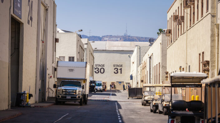 Paramount faz oferta hostil pela Warner, chamando a Netflix para a briga