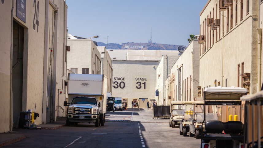 Paramount faz oferta hostil pela Warner, chamando a Netflix para a briga