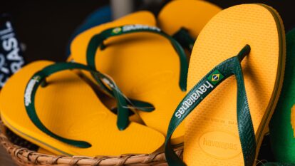 A Alpargatas nunca esteve tão eficiente. Se encontrar o rumo lá fora, o lucro pode explodir