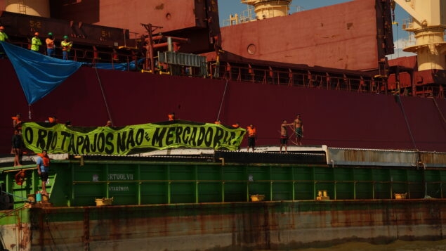 Indígenas ocupam porto para protestar contra concessão de hidrovias