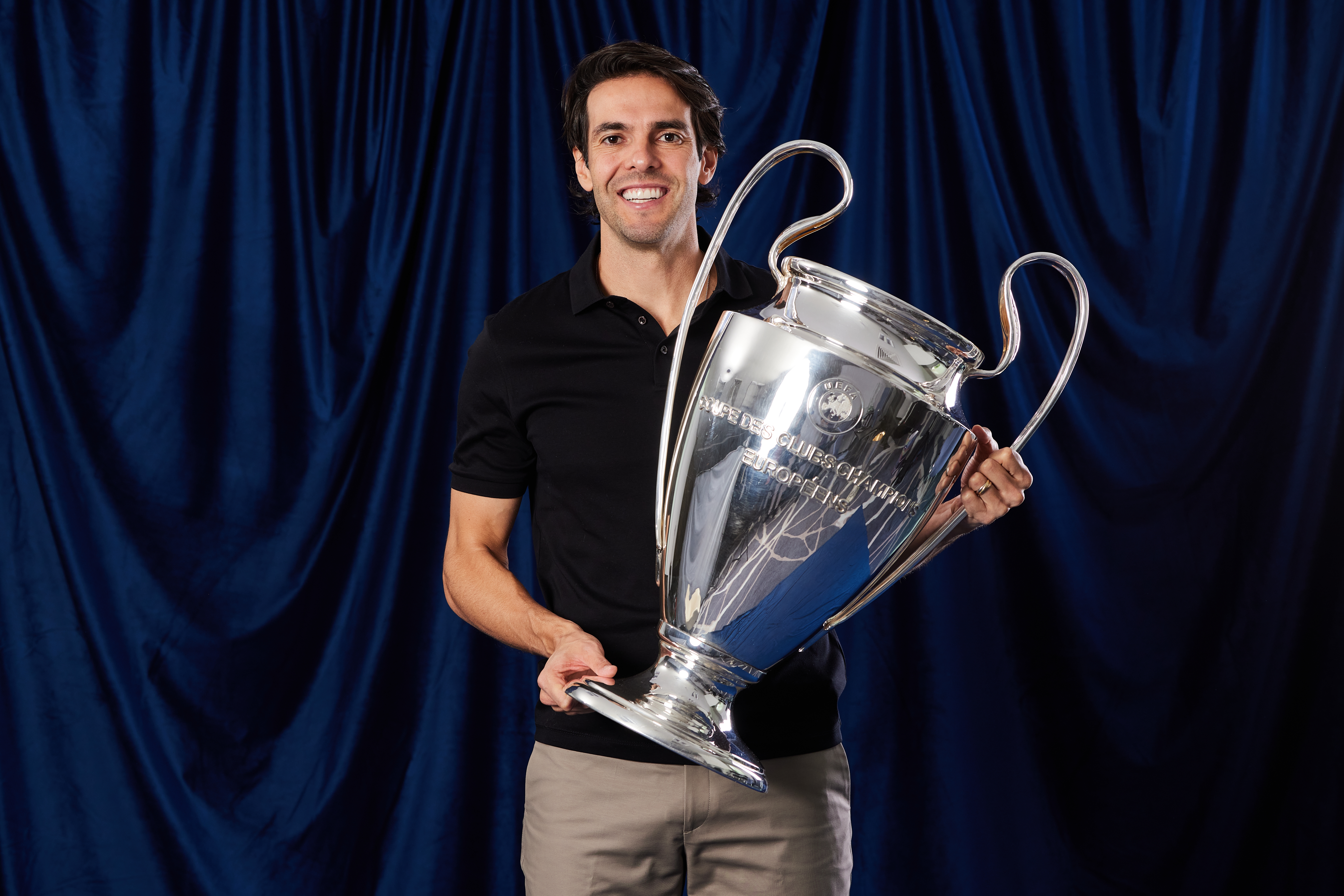 Kaká vale ouro. Pergunte às marcas