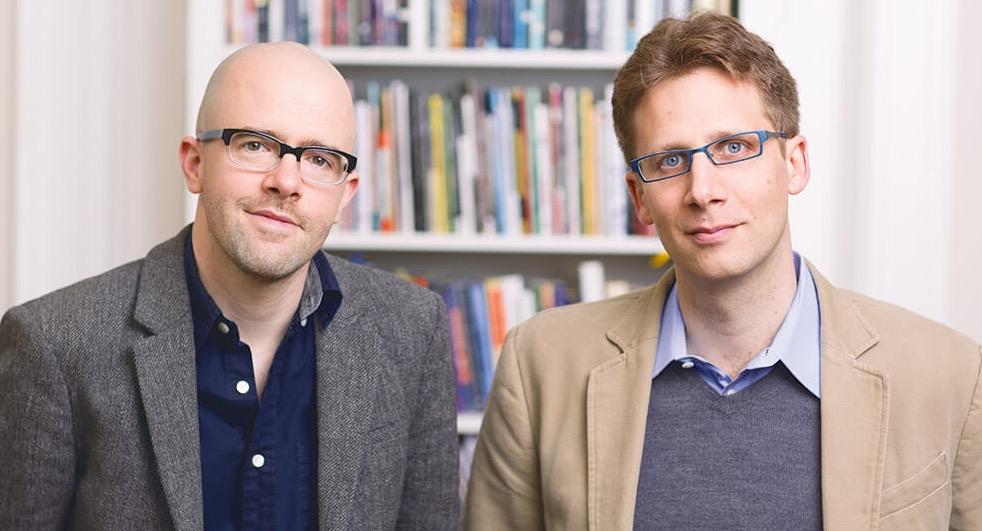 Pensamos como computadores (e isso explica muita coisa) 1 Os autores Brian Christian e Tom Griffiths (Foto: Henry Young)